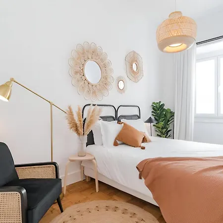 Charming 2br With Balcony Apartment *