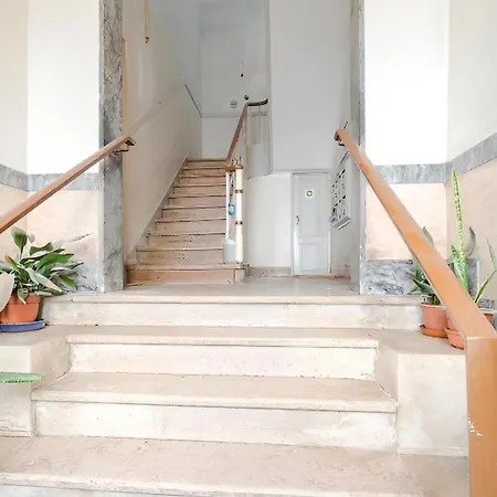 Charming 2br With Balcony 아파트 *