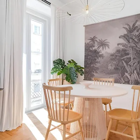 Charming 2br With Balcony 아파트 리스본